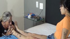 MILF ANGEL JANKO WORSHIPPING FEET OF JESSIE A YOUNG WOOMAN WITH NICE FEET