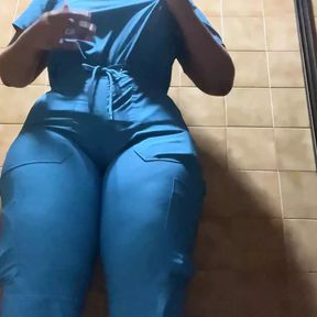 CAMERA IN HOSPITAL CATCHES BIG ASS NURSE PISSING