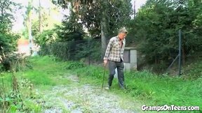 Teen bitch rides oldie by the roadside