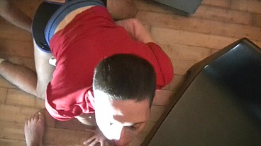 2260 salope kiffe sniffer les pieds de ses bossVoici KILLIAN un bonne salope ...