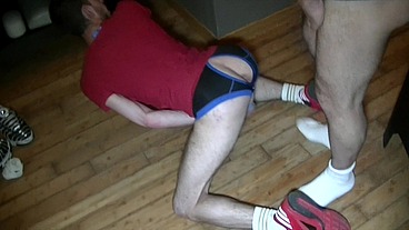 2260 salope kiffe sniffer les pieds de ses bossVoici KILLIAN un bonne salope ...