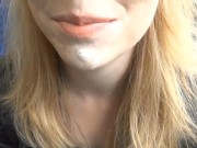 Meine Freundin macht ihren ersten Spermawalk mitten im Zug