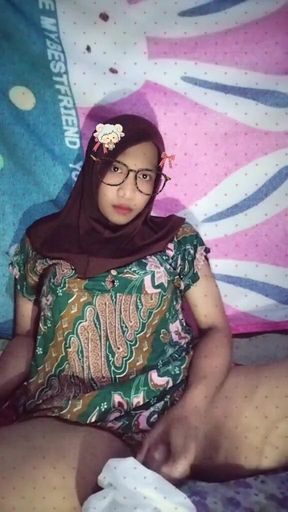 Hijab shemale masturbating in the room   Clip 1