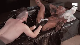 Axel Abysse delivers intense handfisting to tattooed transman Jamal