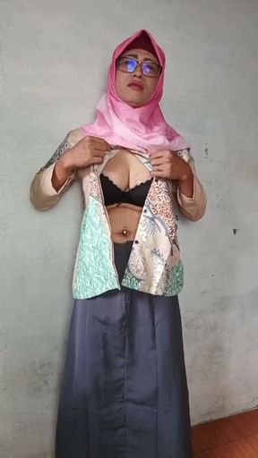 Huge Ass Hijab Shemale, Stretching Her Ass With Big Dildos And Cum