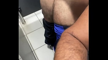 ORGIA NO VESTIARIO DA OBRA, FEZ FILA PRA FODER COM ESSE MACHO.