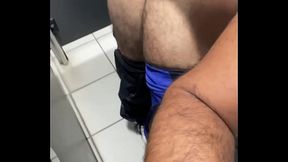 ORGIA NO VESTIARIO DA OBRA, FEZ FILA PRA FODER COM ESSE MACHO.