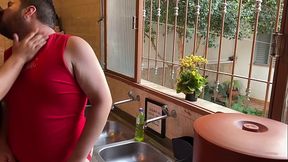 Gordinho lavou a louça e chupou a rola do ativo