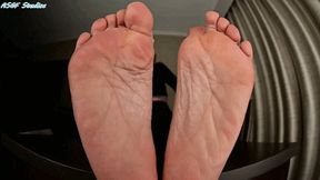 GILF s soles back for a rub down - MP4