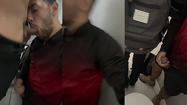 Pegação com gay no banheiro do terminal de Laranjeiras, puto gozou gostoso.