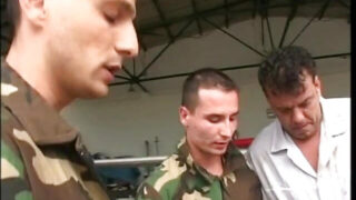 Две възбудени момичета го вземат в задника от Роко и Франко, след което почистват чакрите им с уста