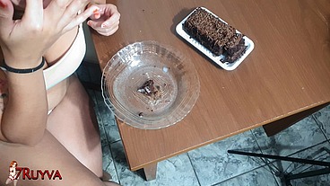 “EU TINHA 18 ANOS” Comendo bolo com recheio de porra