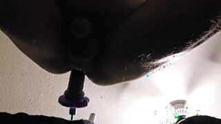 Schlanke, weiße kanadische Amateurin reitet selbstgebaute Fickmaschine in Solo-Analvideo