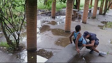 MORADOR DE RUA TAVA BATENDO UMA NO BANCO DA PRA&Ccedil_A APARECEU UM CARA E CHUPOU O PAUS&Atilde_O DO MORADOR E SENTOU ATE GOZAR OS CARAS FICARAM OLHANDO