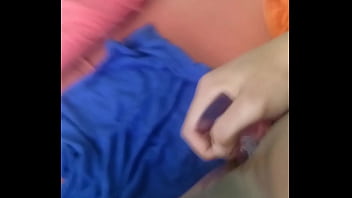 Deutsche Afrostute 22 fickt langsam einen Dildo und Spritzt