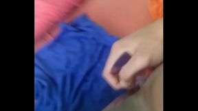 Deutsche Afrostute 22 fickt langsam einen Dildo und Spritzt