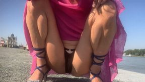 Squat in blue sandals