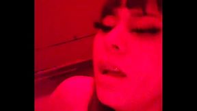 Voy a un club swinger y me meto en una caja y no se quien me cogera solo sentire y gritare