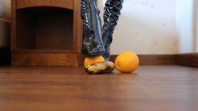 The Cruel Queen in Boots Crush your orange and banana -also with slow motion- La crudele Queen schiaccia le tue arance e banana