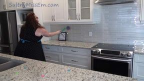 Giantess' house infested with tinies