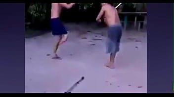 Briga de saci, foi num p&eacute_ e voltou no outro