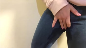 ジーパン履いたまま一人エッチしてたらお◯らししてしまってお気に入りのジーパンがおし◯こで濡れちゃいました。。