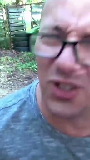 Geile deutsche Hausfrau von 2 Schwaenzen im Wald gefickt   Clip 1