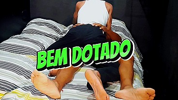 Trabalhando na obra com um amigo e o encarregado tava todo cheio de graça fodí ele.