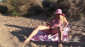 me masturbant et me godant tous mes trous dans des dunes devant des voyeurs... ...