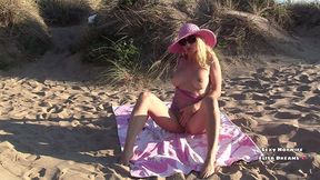 me masturbant et me godant tous mes trous dans des dunes devant des voyeurs... ...
