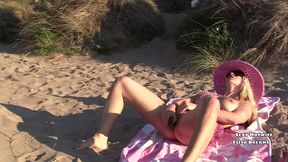 me masturbant et me godant tous mes trous dans des dunes devant des voyeurs... ...