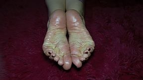 A Big Ass and Wrinkled Soles on the Feet of a Goddess