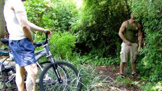 Aitor Crash recibe una gruesa polla desnuda profundamente en su culo al aire libre y recibe una corrida desordenada