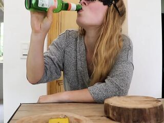 That babe's going to screw her boyfriend's most good ally... In the toilets of the bar!