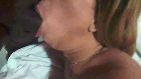Várias gozadas na boca da loirinha trans