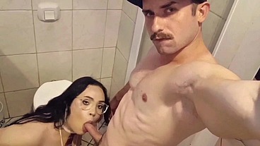 Trans mamando gostoso meu caralho no swing