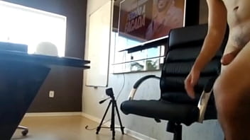 Secret&aacute_ria safada dando pro ga&uacute_cho pauzudo