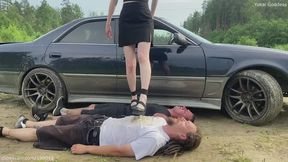 Trample two slaves right next to the road