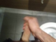 Paja rápida en el baño del gimnasio POV