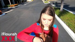 Wonder Woman-Cosplayerin gibt ihrem Mann einen Blowjob