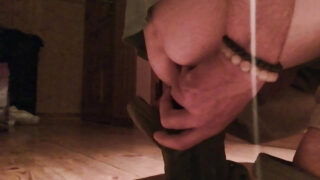 Amatőr vékony solo tini férfi dildóval bassza a seggét