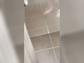 espio a mi vecina mientras se baña y le pruebo sus enormes tetas