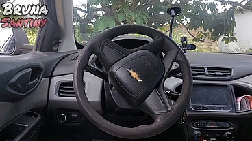 Saímos para comprar pães e acabamos transando dentro do carro em um terreno baldio.