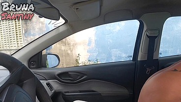 Saímos para comprar pães e acabamos transando dentro do carro em um terreno baldio.