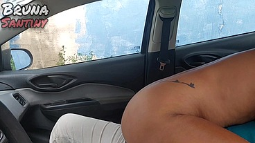 Saímos para comprar pães e acabamos transando dentro do carro em um terreno baldio.