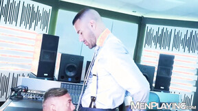 Gustavo Cruz buries his prick deep into Manuel Skyes muscular booty