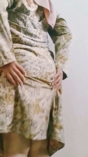 The beauty of a woman when wearing a baju kurung is like a Malay girl.   Clip 1