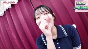 An Amateur Arrives Curious and Stylish Idol-like Charm Shines with Caf-loving Sweetness