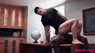 Muscled hunks Devin Trez and Aspen trade blowjobs and bareback fuck hard