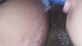 Piernas femeninas al desnudo: momento de depilación.